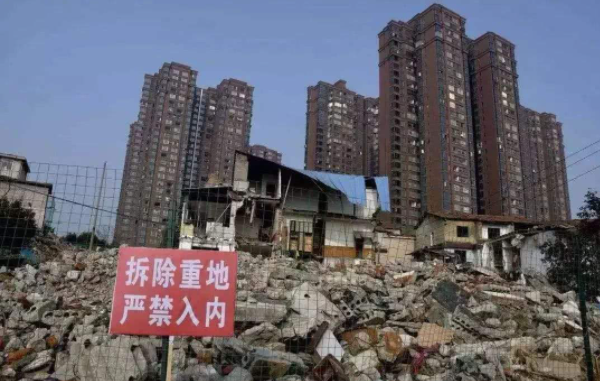 房屋拆遷中，為阻止強(qiáng)拆房屋而致人重傷屬正當(dāng)防衛(wèi)嗎?