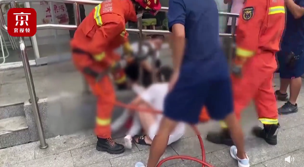 京云律師解讀:兩歲女童被卡護(hù)欄,誰該擔(dān)責(zé)? 京云律師解讀:兩歲女童被卡護(hù)欄,誰該擔(dān)責(zé)?