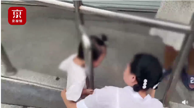 京云<a href=http://www.zzzttx.com/team/ target=_blank class=infotextkey>律師</a>解讀：兩歲女童被卡護(hù)欄，誰該擔(dān)責(zé)？