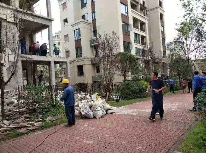 小區(qū)業(yè)主違章搭建該怎么辦？