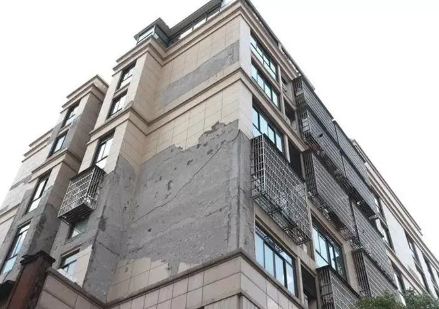 小區外墻水泥塊脫落砸傷業主，誰擔責？